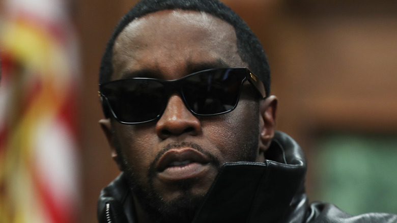 Sean Combs posa dietro gli occhiali da sole