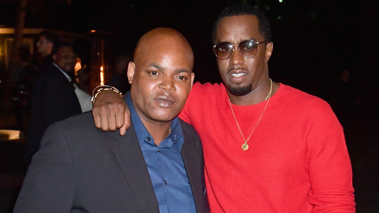 Sean Combs getta un braccio attorno alle spalle di Harve Pierre