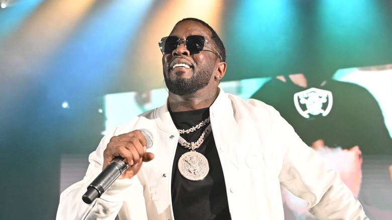 Sean Combs si esibisce sul palco