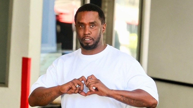 Sean Combs crea un cuore con le sue mani