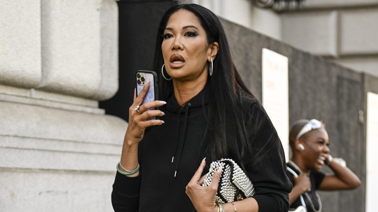 Kimora Lee Simmons al telefono