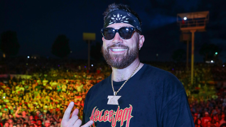 Travis Kelce indossa bandana e occhiali da sole