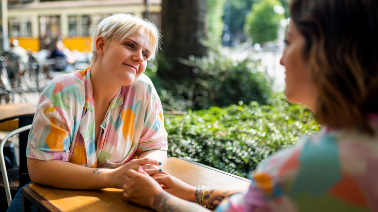 Donne sorridenti che parlano in un bar