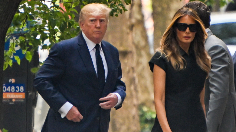 Melania Trump saluta con occhiali da sole