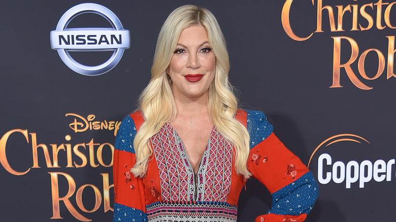 Tori Spelling con il gomito fuori