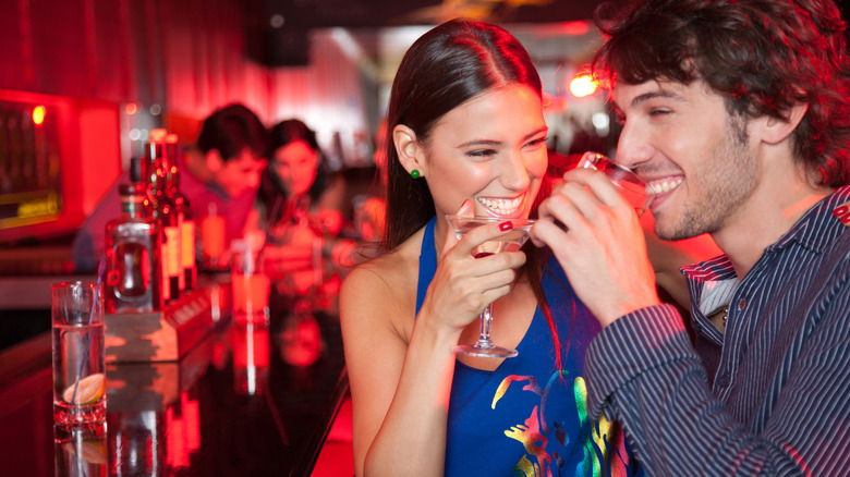 Coppia ad un appuntamento in un bar 