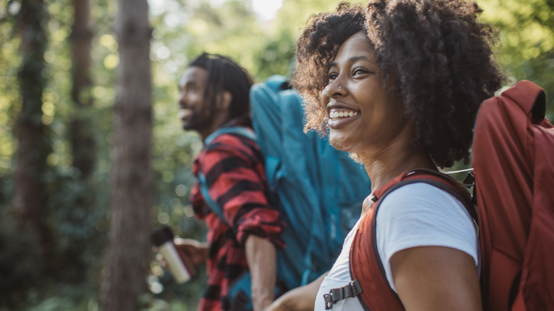 Coppia che fa attività all'aperto e trekking nella natura