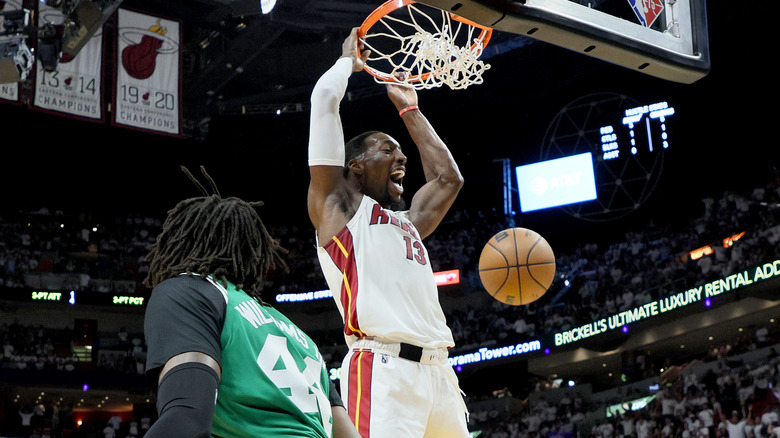 Bam Adebayo schiaccia la palla da basket urlando