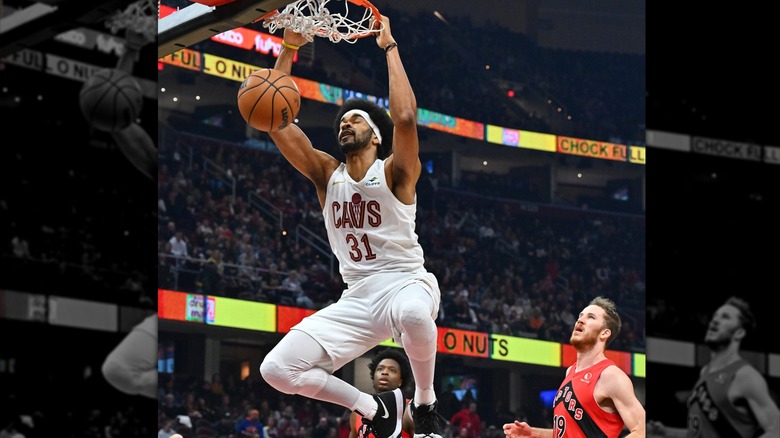 Jarrett Allen tiene in mano il canestro da basket