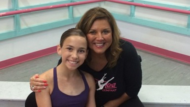 Katie Feeney posa con Abby Lee Miller