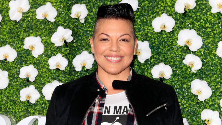 Sara Ramirez sorride all'evento