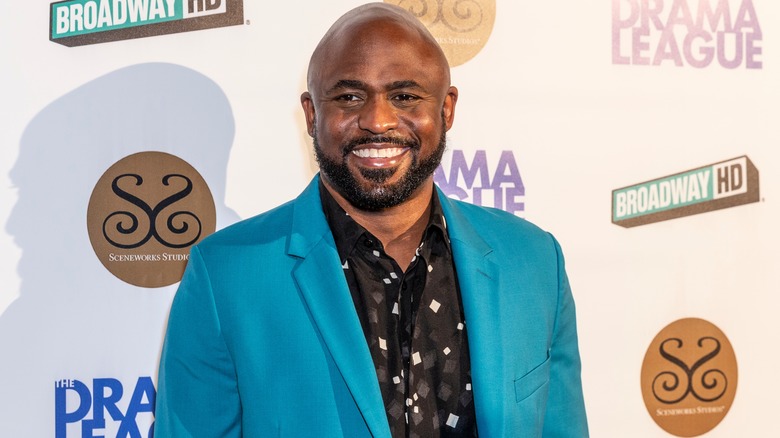 Blazer blu sorridente di Wayne Brady