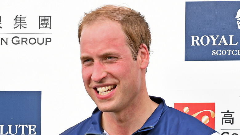 Polo del principe William sorridente