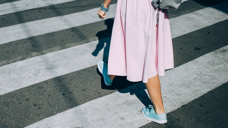 Donna che indossa scarpe da ginnastica blu