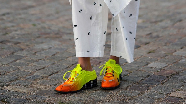 Scarpe giallo neon e arancione