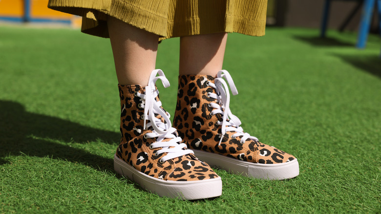 Sneakers alte con stampa leopardata