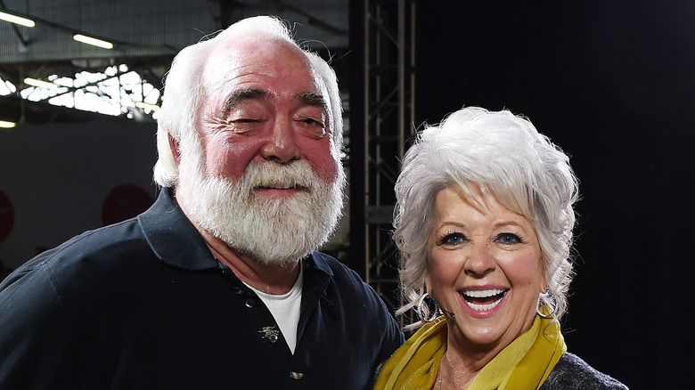 Paula Deen e Michael Groover posano