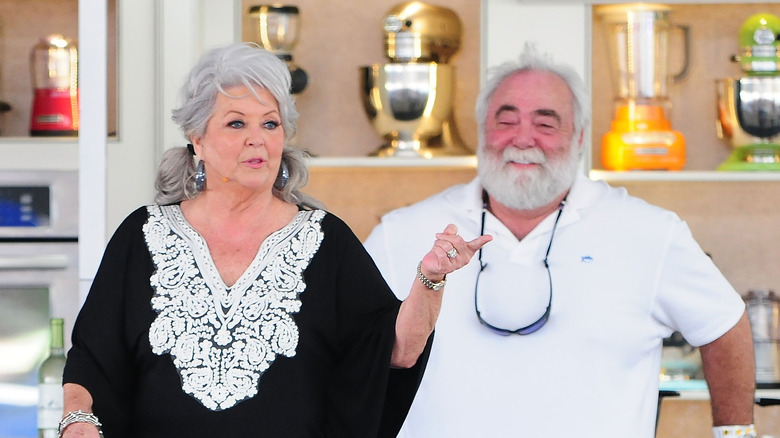 Paula Deen parla accanto a Michael Groover