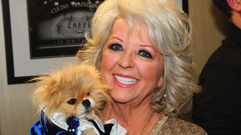 Paula Deen tiene in braccio un cane