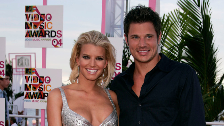 Jessica Simpson e Nick Lachey sorridono