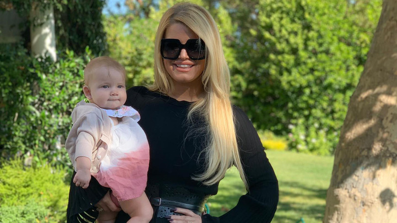 Jessica Simpson tiene in braccio il bambino