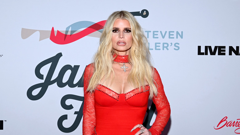 Jessica Simpson in abito rosso