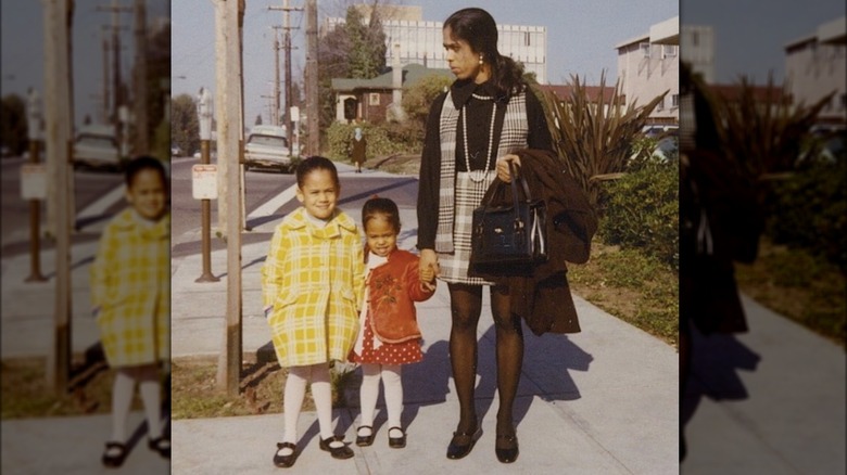 Kamala Harris e sua sorella Maya da bambine con la madre