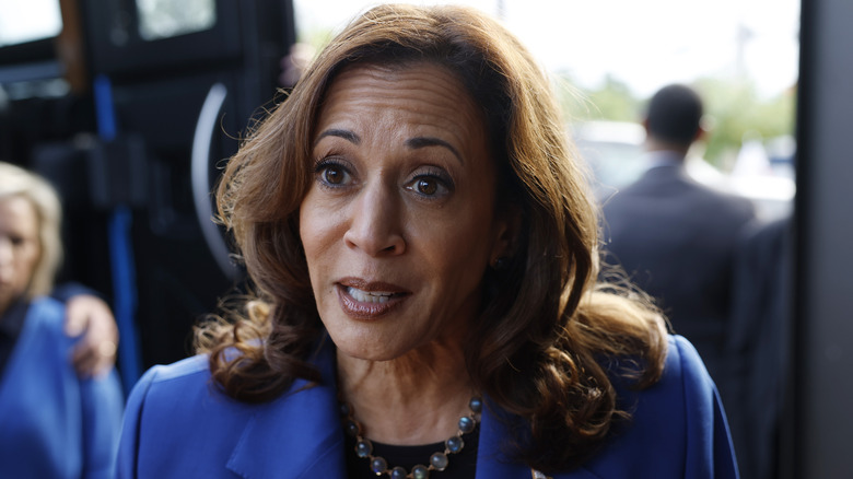 Kamala Harris indossa un blazer blu