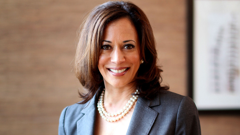 Kamala Harris posa nel suo ufficio come Procuratore generale della California