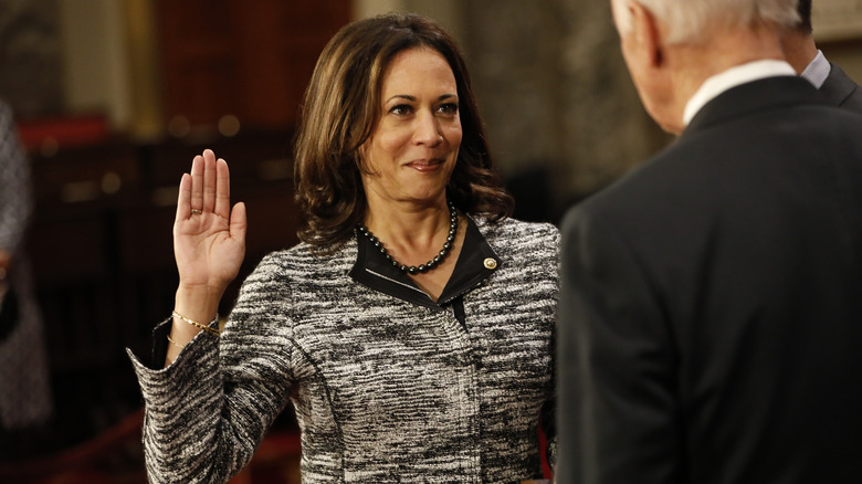 Kamala Harris presta giuramento come senatrice degli Stati Uniti