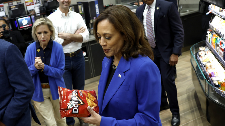 Kamala Harris tiene in mano un sacchetto di Doritos