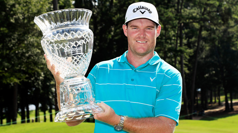 Grayson Murray tiene in mano il trofeo