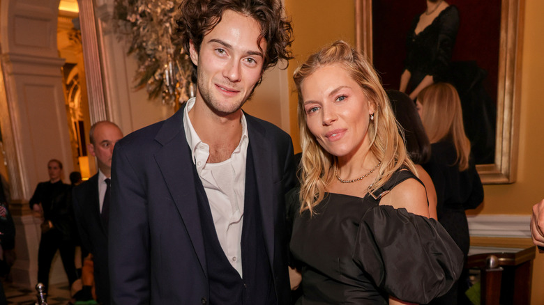 Sienna Miller e Oli Green sorridono