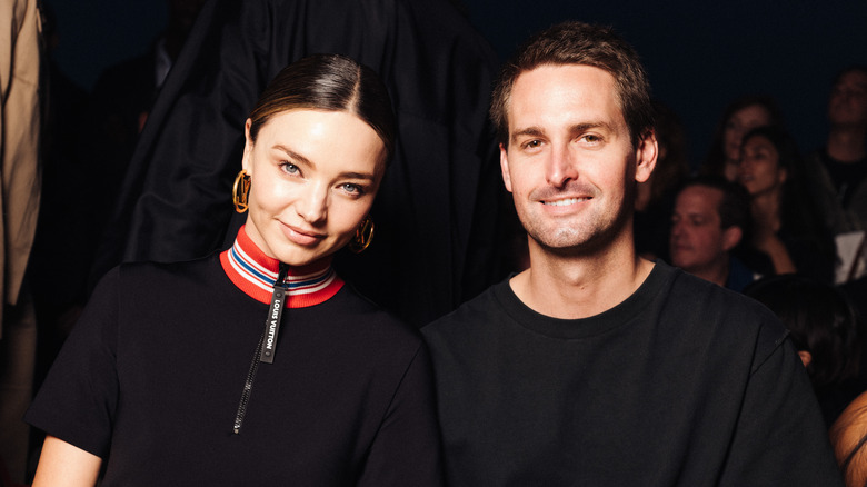 Miranda Kerr ed Evan Spiegel sorridono