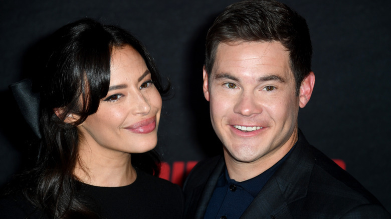 Adam DeVine e Chloe Bridges sorridono 