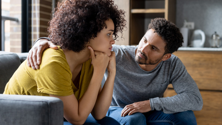 Uomo che conforta donna preoccupata