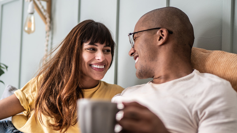 Uomo e donna che si sorridono