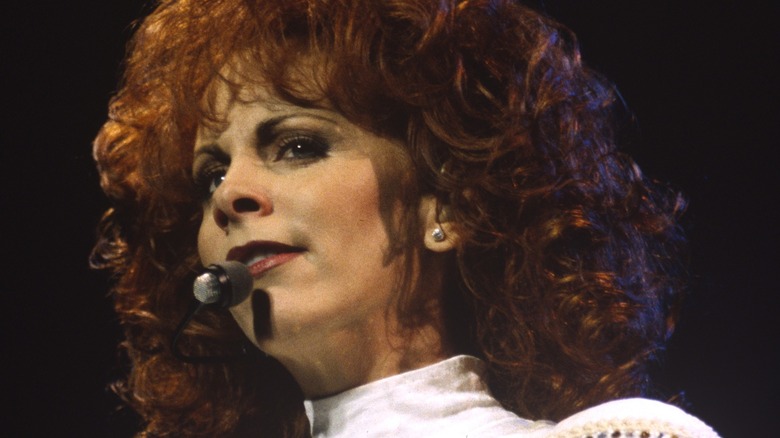 Reba McEntire si esibisce nel 1994