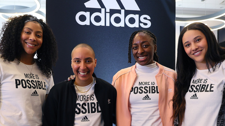 I partner Adidas della WNBA posano per una foto