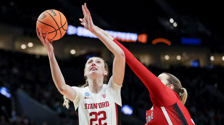 Cameron Brink gioca a basket