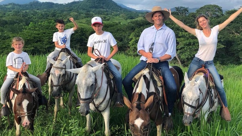 Tom Brady e la famiglia cavalcano gli asini