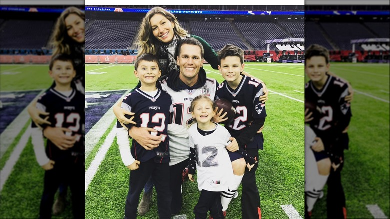 Tom Brady e la famiglia posano nello stadio di football