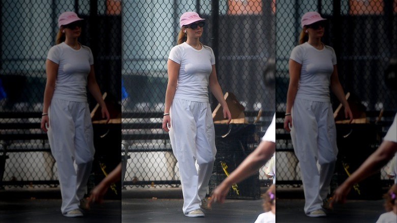 Jennifer Lawrence indossa un berretto da baseball rosa