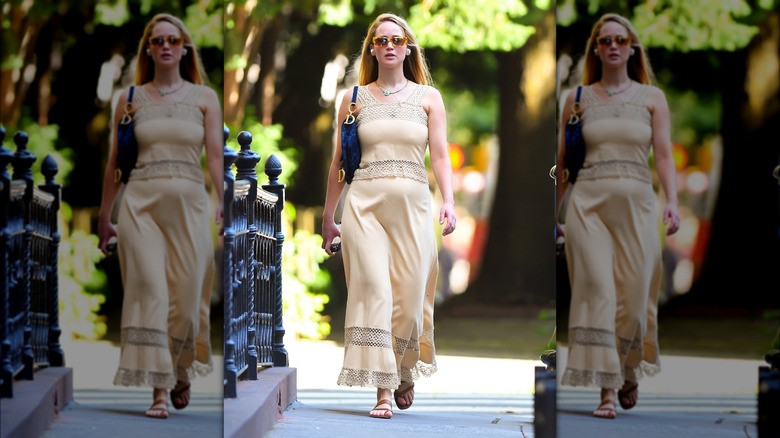 Jennifer Lawrence cammina per strada 