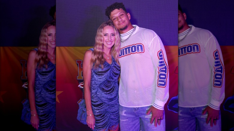 Patrick Mahomes appoggiato a Brittany Mahomes