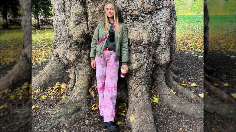 Amelia Windsor giacca verde pantaloni rosa