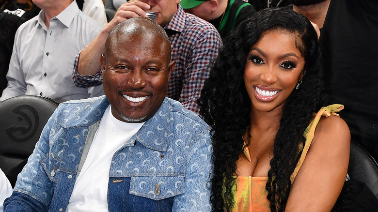 Porsha Williams e Simon Guobadia, entrambi sorridenti