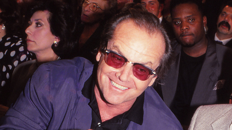 Jack Nicholson indossa occhiali da sole rossi