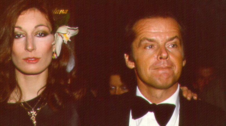 Anjelica Huston e Jack Nicholson camminano insieme