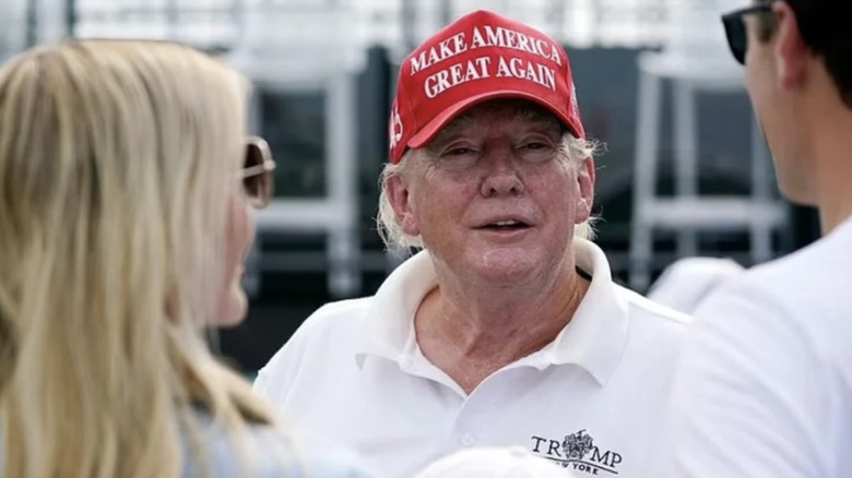 Donald Trump indossa una camicia bianca